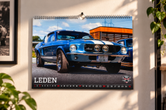 Kalendar-Leden-s-modrym-Mustangem