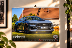Kveten-s-Mustangem-na-nastennem-kalendari