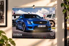 Sluncem-zality-kalendar-s-modrym-Cadillacem
